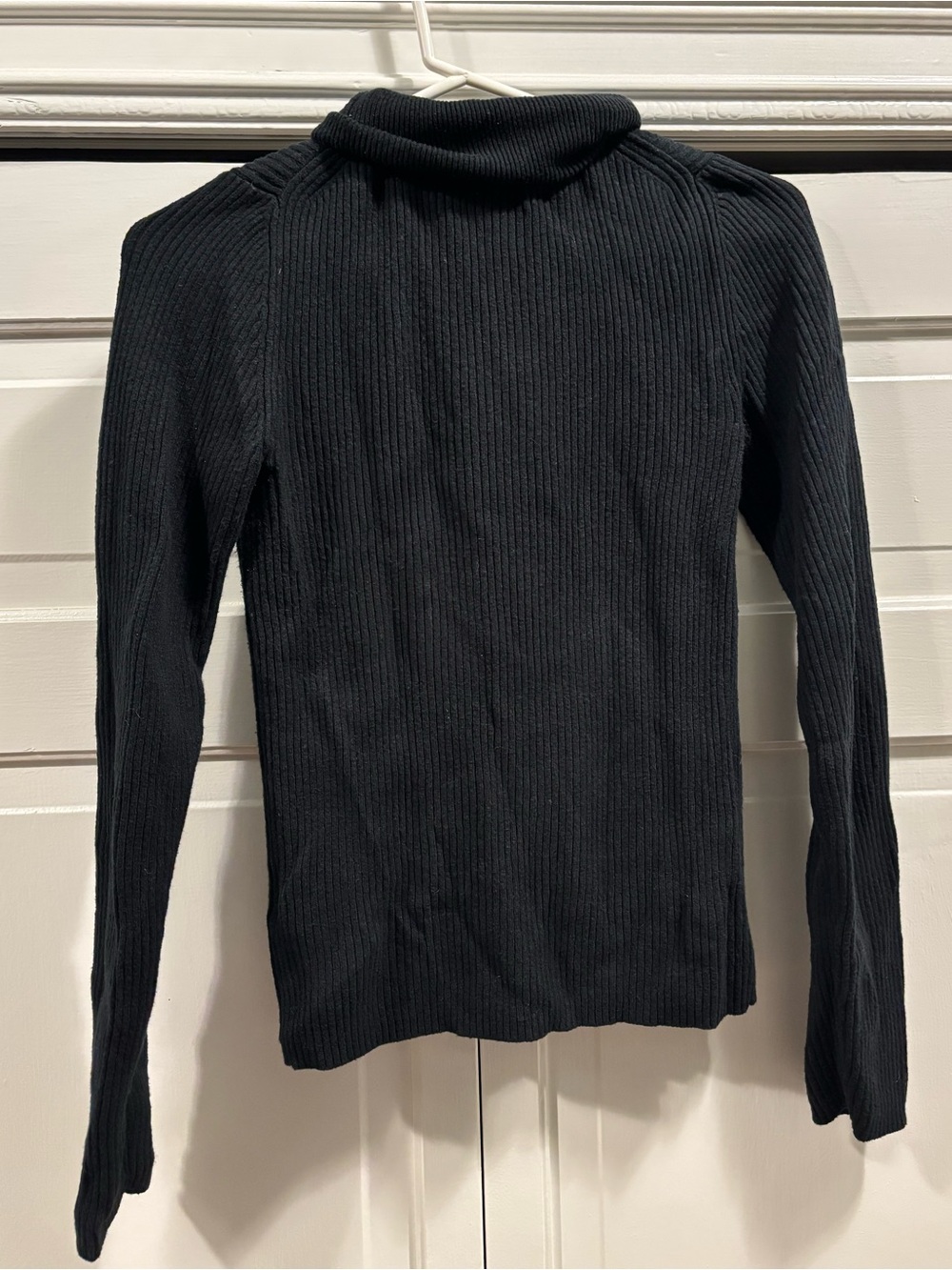 GAP Womenโs Black Ribbed Turtleneck Sweater